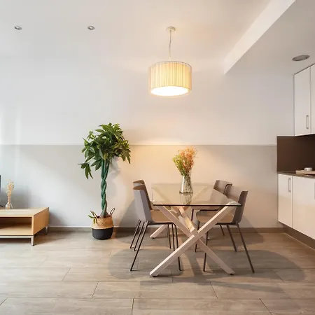 Feelathome Plaza Apartamento *